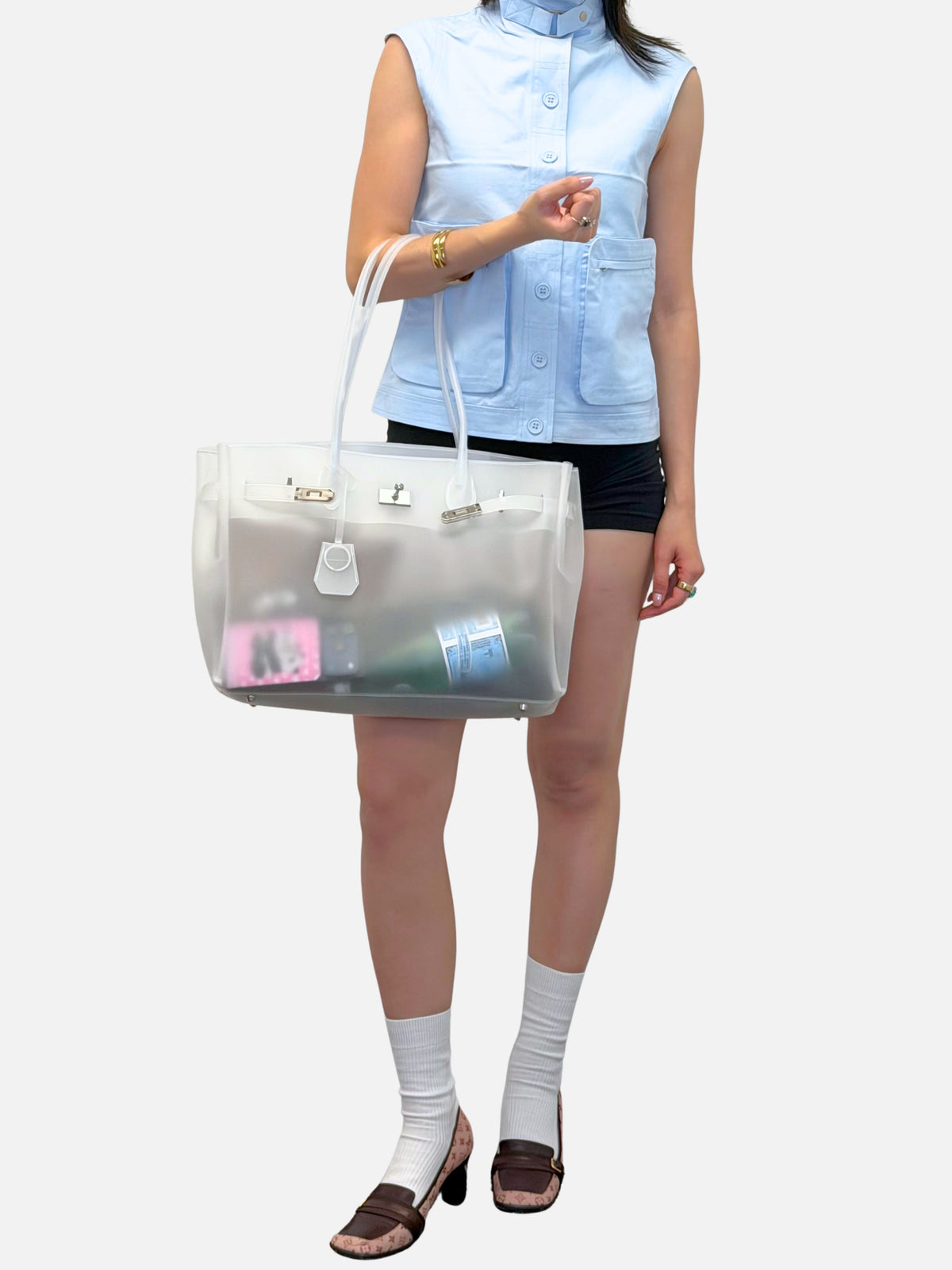 Jelly 40 Bag Exclusive Edition in Milk, outdoor lifestyle view