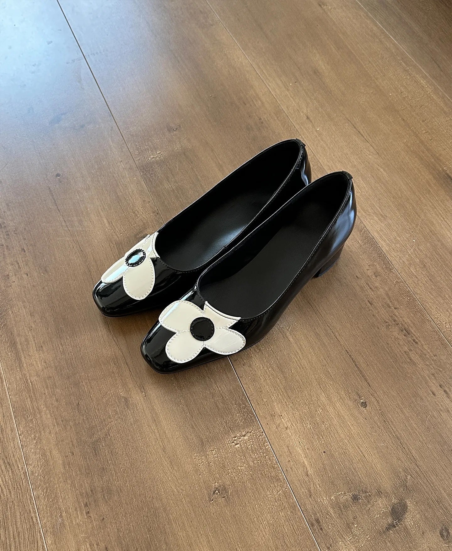 Patent Leather Flower Low-Heel Pumps